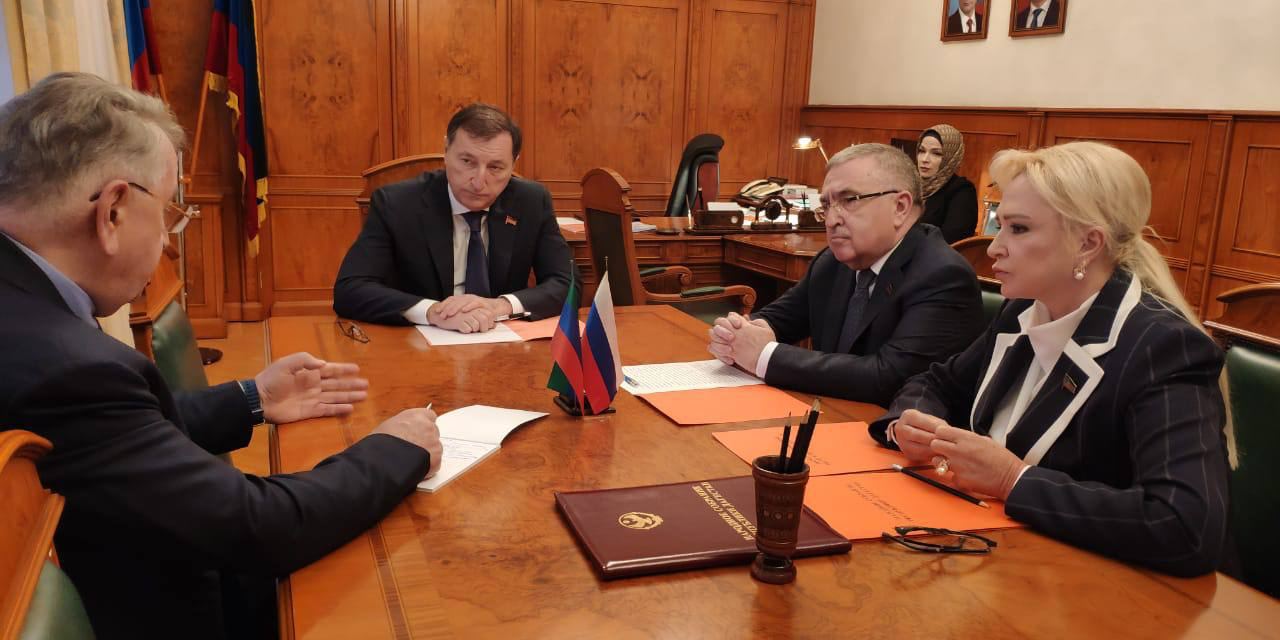 Председатель НС РД Заур Аскендеров поручил депутатам оказать содействие в решении вопроса лицензирования медицинских кабинетов в образовательных и дошкольных образовательных организациях. 