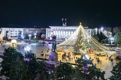 В Махачкале проходит новогодняя программа гуляний на площади Ленина