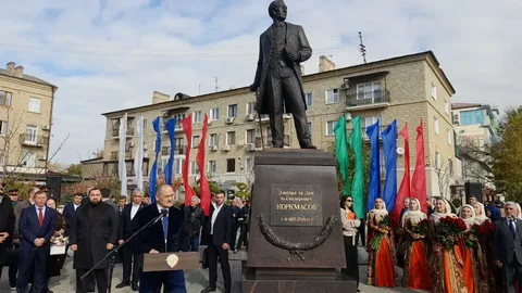 Историческая дань: В Махачкале открыли памятник выдающемуся государственному деятелю Джелал-эд-Дину Коркмасову Историческая дань: В Махачкале открыли памятник выдающемуся государственному деятелю Джелал-эд-Дину Коркмасову