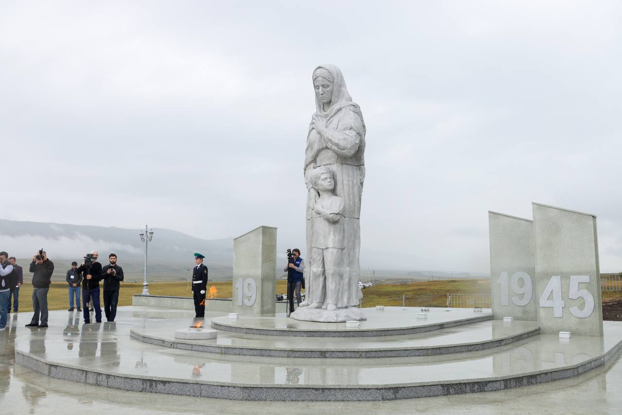 В Хунзахском районе открыли памятник Матери В Хунзахском районе открыли памятник Матери