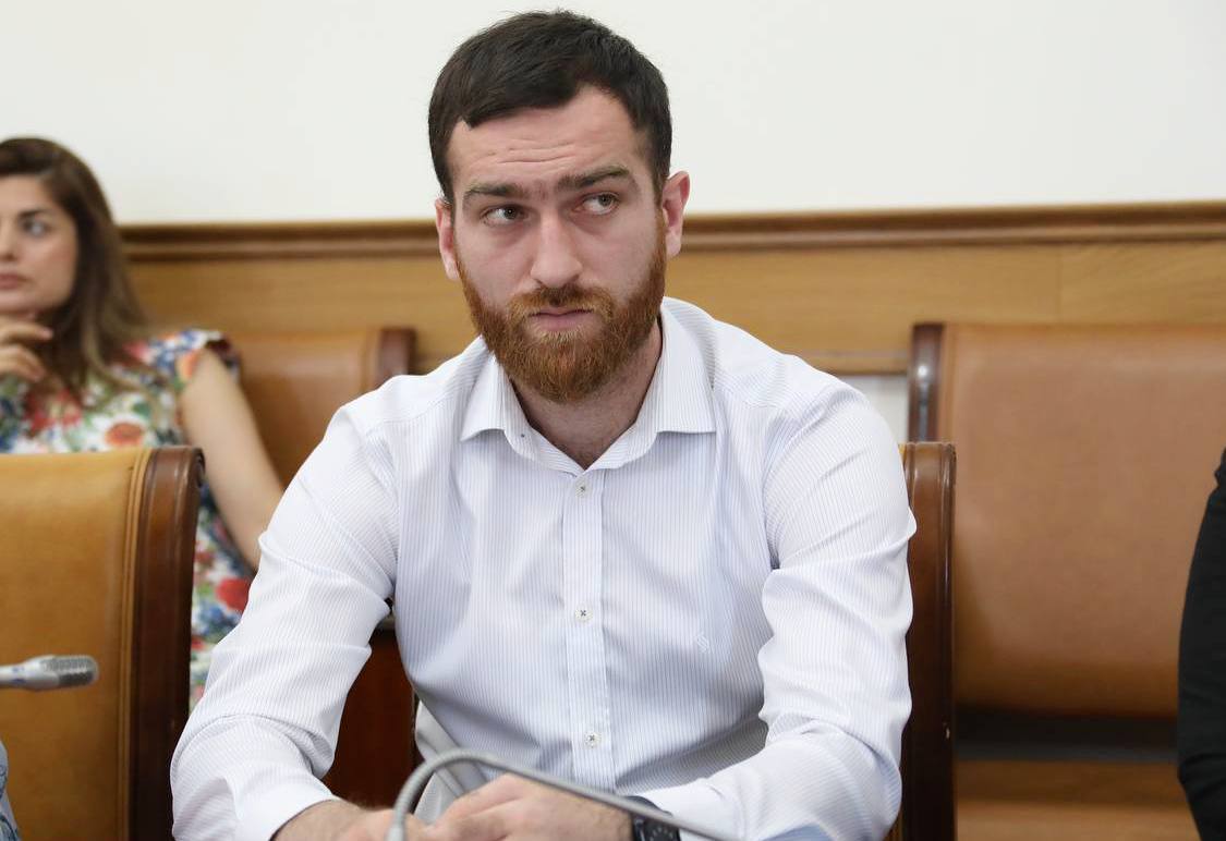 Герой РФ Темирлан Абуталимов принимает участие в совещании у премьер-министра Дагестана Абдулмуслима Абдулмуслимова