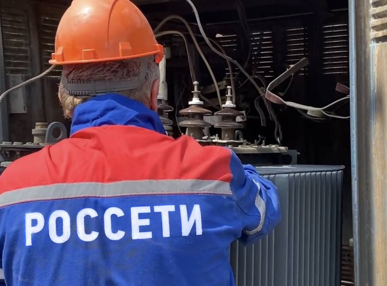 Семеро сотрудников горэлектросетей Махачкалы задержаны по подозрению в хищениях электроэнергии в особо крупных размерах Семеро сотрудников горэлектросетей Махачкалы задержаны по подозрению в хищениях электроэнергии в особо крупных размерах
